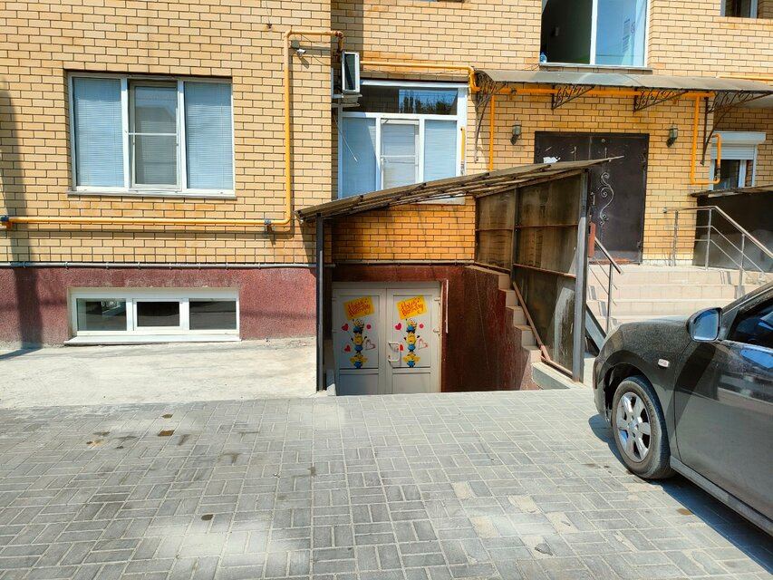 Вход в клуб с улицы, спуск в цокольный этаж