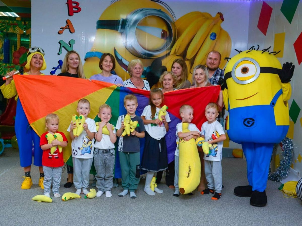 Дети с аниматорами в зале клуба
