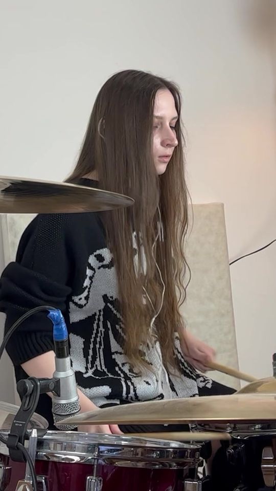 Ученица играет на барабанах