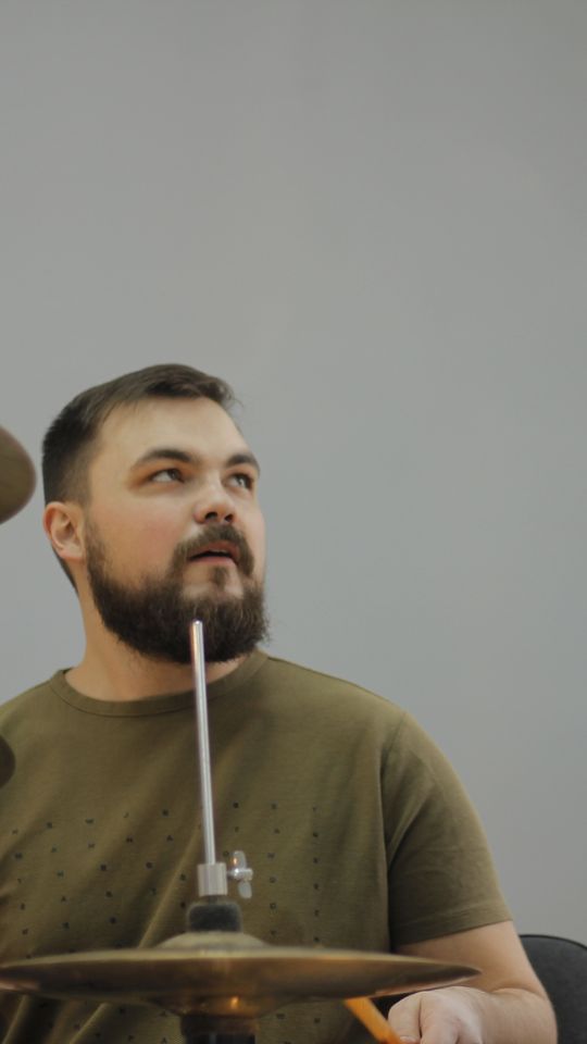 Максим объясняет ученику ритм